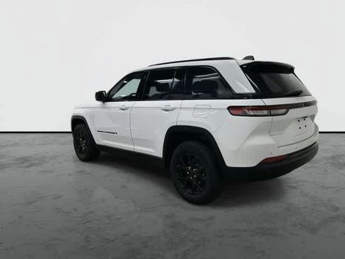 Used 2024 Jeep Grand Cherokee Altitude RWD image 9