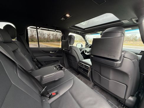 Used 2023 Lexus LX 600 4WD w/ Luxury Package image 27