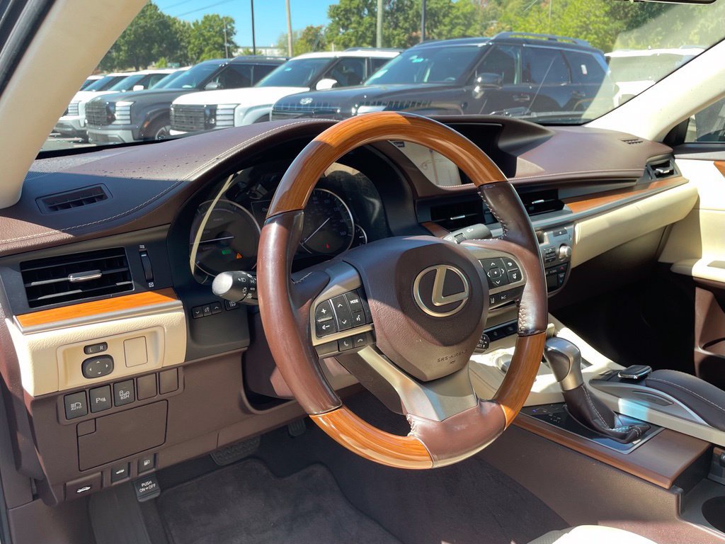 Used 2016 Lexus ES 300h w/ Luxury Package w/Wood Trim FWD image 9