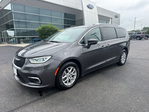 Used 2021 Chrysler Pacifica Touring-L FWD image 2