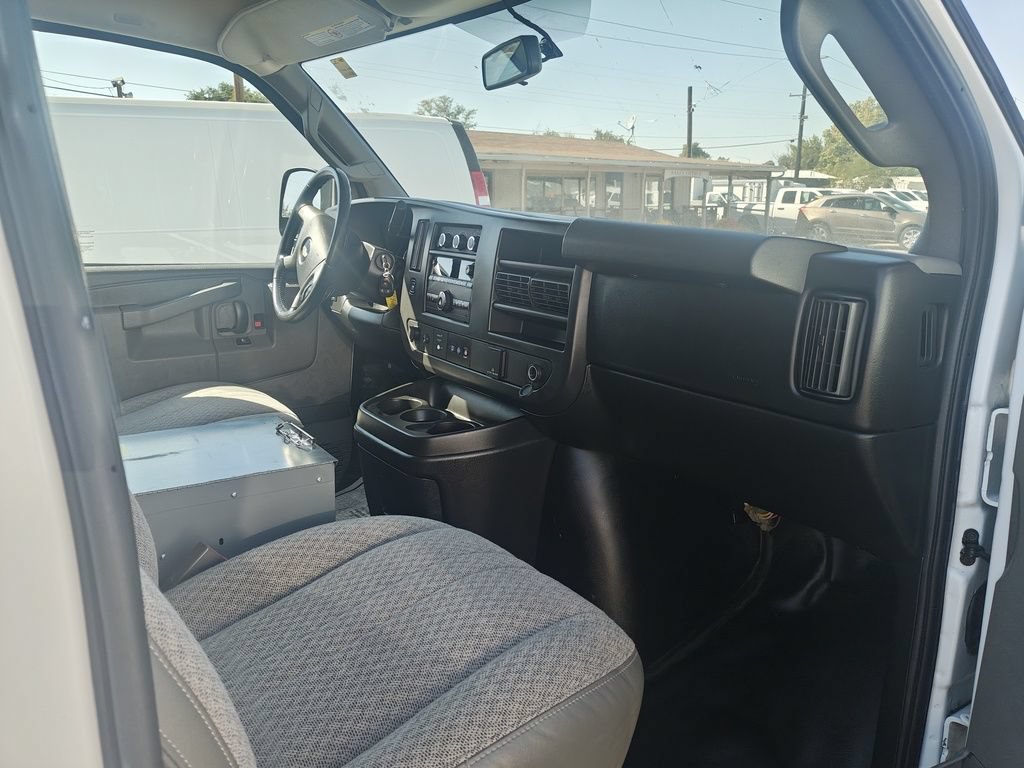 Used 2017 Chevrolet Express 2500 RWD image 9