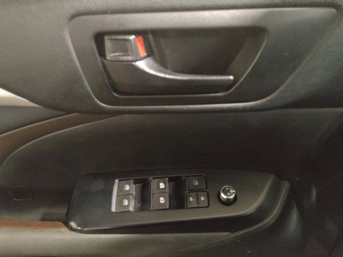 Used 2018 Toyota Highlander LE image 27