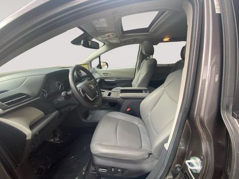 Used 2024 Toyota Sienna XLE FWD image 9