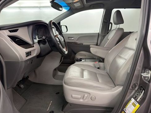 Used 2015 Toyota Sienna XLE image 29