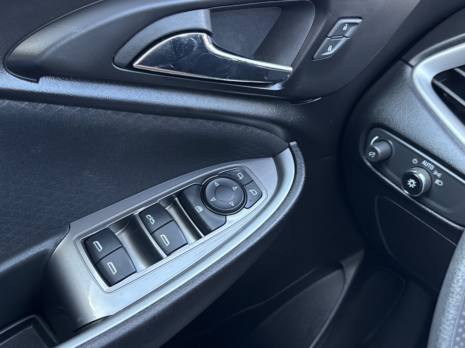 Used 2025 Chevrolet Malibu LT FWD image 16