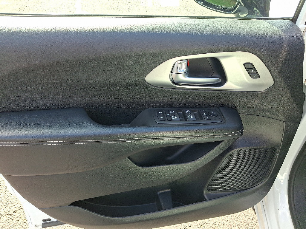 Used 2023 Chrysler Pacifica Limited w/ S Appearance Package FWD image 15