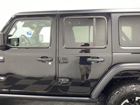 Used 2025 Jeep Wrangler Unlimited Rubicon AWD/4WD image 13