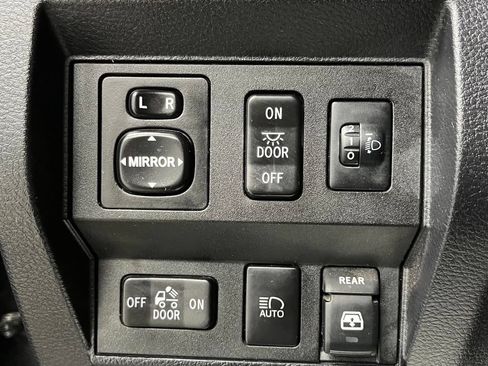 Used 2018 Toyota Tundra SR5 AWD/4WD image 33