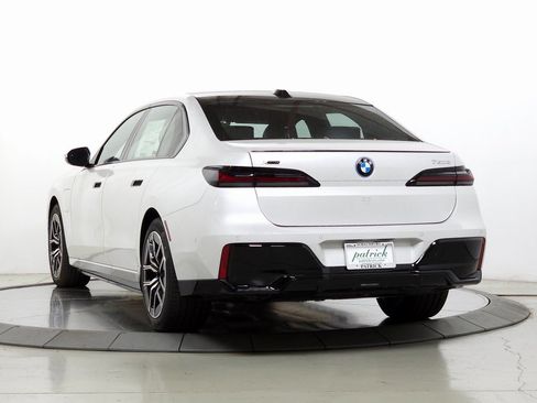 Used 2026 BMW 750e xDrive w/ Luxury Rear Seating Package AWD/4WD image 5