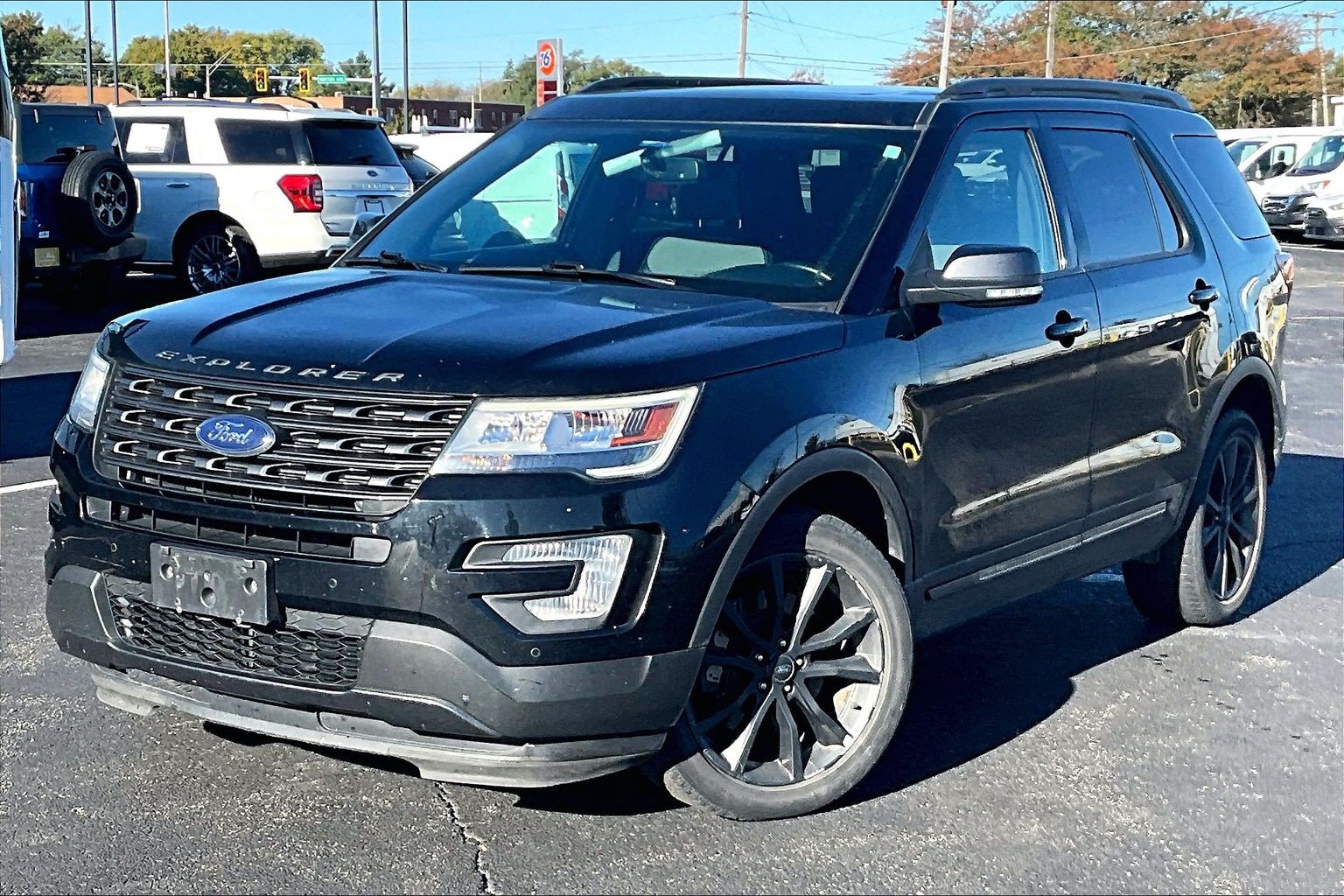 Used 2017 Ford Explorer XLT w/ Equipment Group 202A AWD/4WD image 7