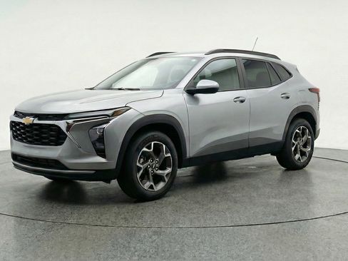 Used 2025 Chevrolet Trax LT w/ LT Convenience Package image 3