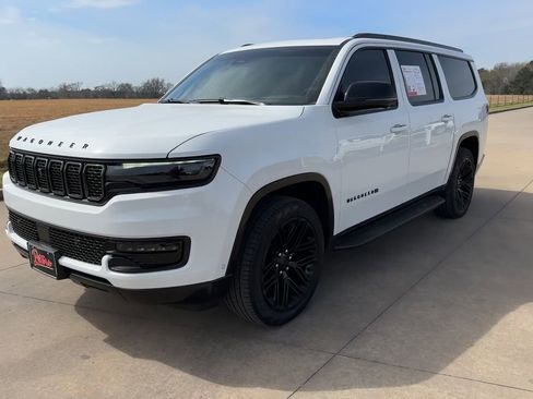 Used 2025 Jeep Wagoneer L Series II w/ Convenience Group I image 5