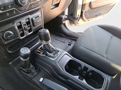 Used 2022 Jeep Wrangler Unlimited Sahara w/ Cold Weather Group AWD/4WD image 23