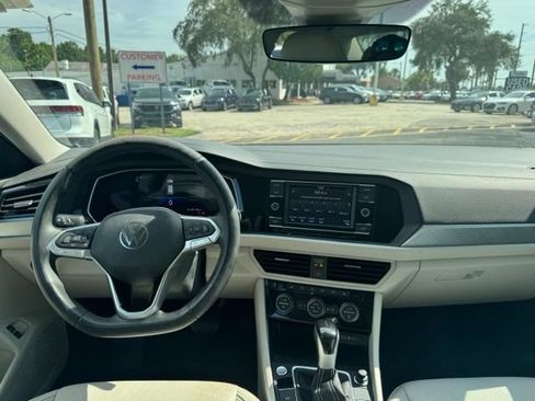 Used 2024 Volkswagen Jetta SE FWD image 9