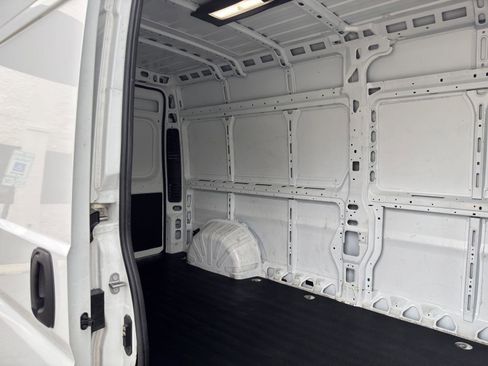 Used 2025 RAM ProMaster 2500 w/ Convenience Group FWD image 17