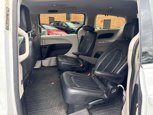 Used 2017 Chrysler Pacifica Touring-L FWD image 16