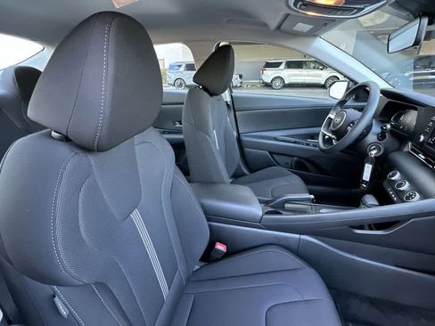 Used 2025 Hyundai Elantra SE image 27