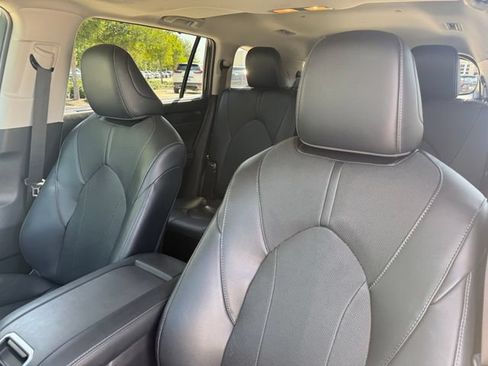 Used 2024 Toyota Highlander Limited AWD/4WD image 14