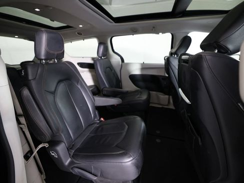 Used 2019 Chrysler Pacifica Touring-L Plus FWD image 11