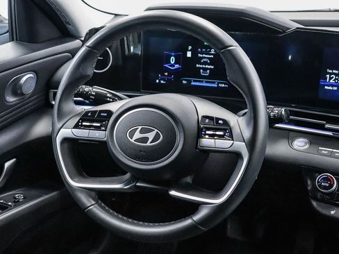 Used 2025 Hyundai Elantra SEL FWD image 16