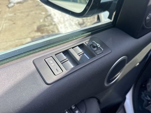 Used 2023 Land Rover Discovery S image 10