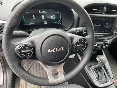 Used 2025 Kia Soul LX w/ LX Technology Package FWD image 7
