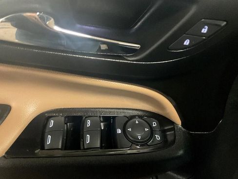 Used 2023 Chevrolet Equinox Premier image 31