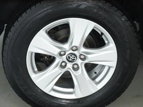 Used 2021 Toyota RAV4 XLE w/ Convenience Package AWD/4WD image 14
