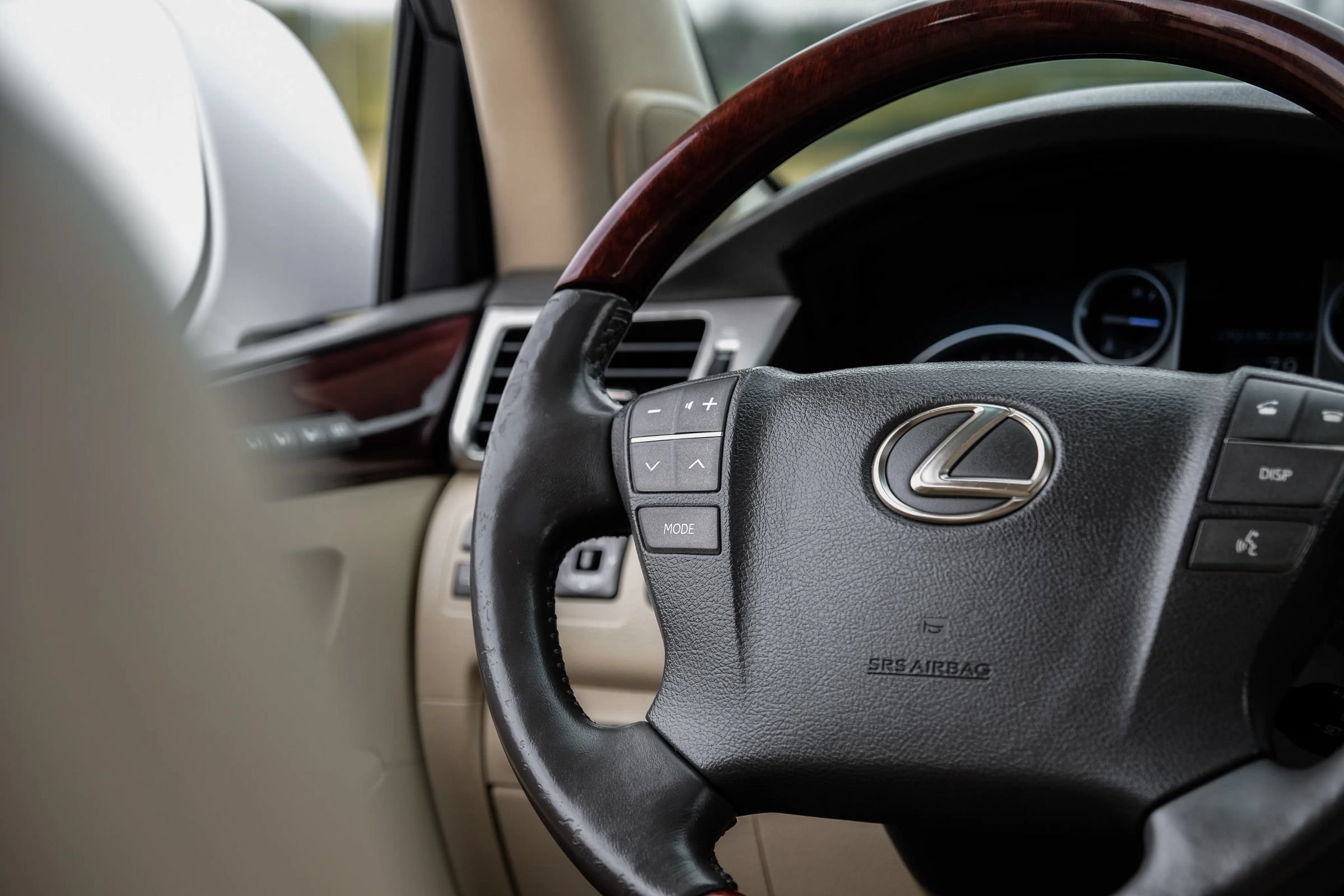 Used 2013 Lexus LX 570 4WD w/ Luxury Pkg image 21