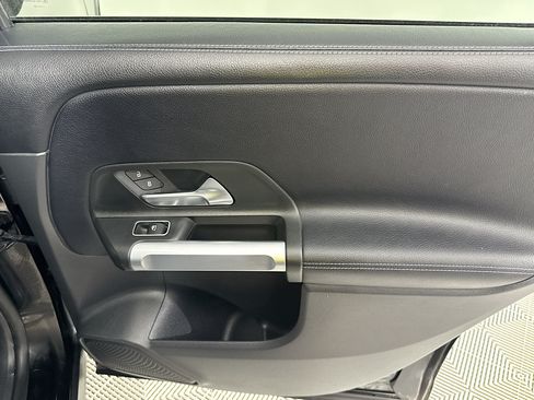 Used 2023 Mercedes-Benz GLB 250 w/ Premium Package image 25