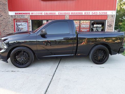 Used 2017 RAM 1500 Express RWD image 1
