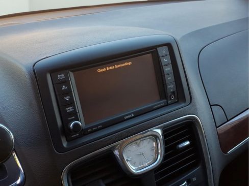 Used 2013 Chrysler Town & Country Touring-L w/ Driver Convenience Group FWD image 10