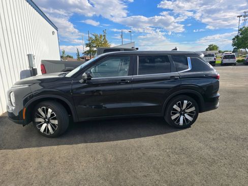 Used 2025 Mitsubishi Outlander SE AWD/4WD image 2