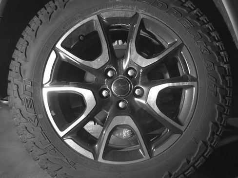 Used 2025 Jeep Compass Trailhawk AWD/4WD image 12