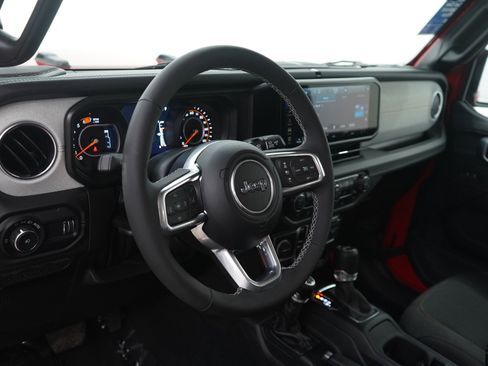 Used 2025 Jeep Wrangler Sahara image 20