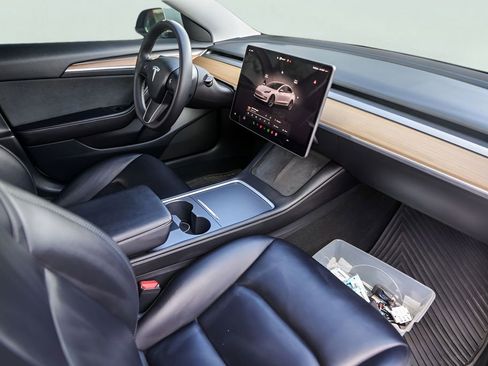 Used 2023 Tesla Model 3 Standard Range image 32