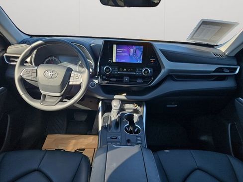 Used 2023 Toyota Highlander XLE image 18