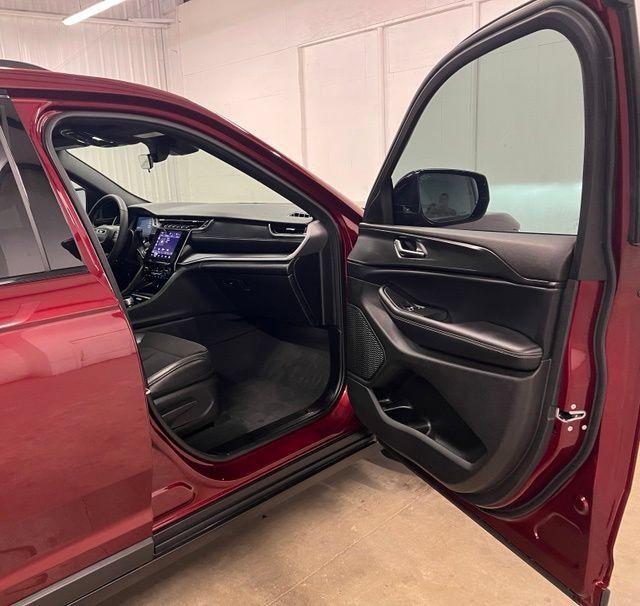 Used 2025 Jeep Grand Cherokee L Altitude RWD image 17