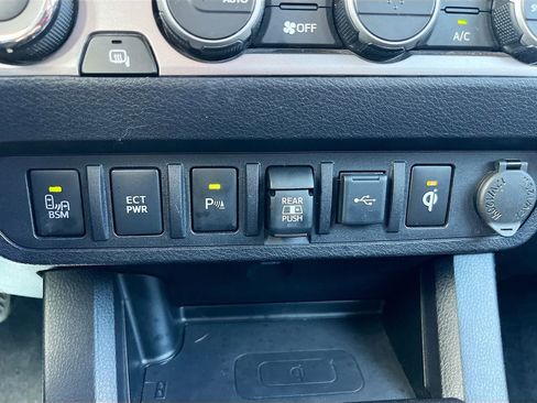 Used 2021 Toyota Tacoma Limited AWD/4WD image 37