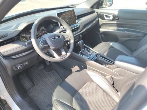 Used 2025 Jeep Compass Latitude w/ Convenience Group AWD/4WD image 2