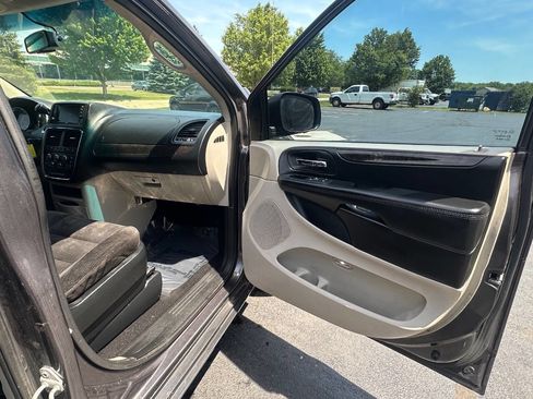 Used 2017 Dodge Grand Caravan SE w/ UConnect Hands-Free Group FWD image 24