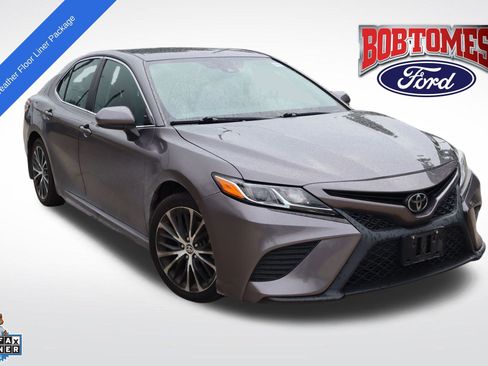 Used 2020 Toyota Camry SE FWD image 1