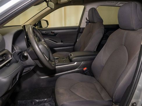 Used 2023 Toyota Highlander L image 13