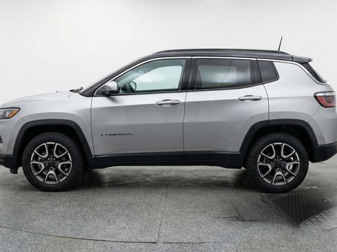 Used 2025 Jeep Compass Trailhawk w/ Trailer Tow Group AWD/4WD image 5