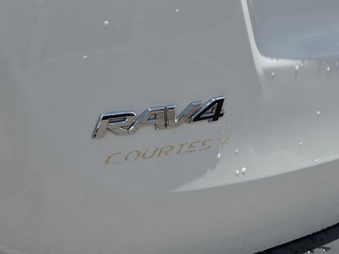 Used 2015 Toyota RAV4 LE FWD image 5