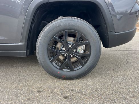 New 2026 Jeep Grand Cherokee Altitude image 9