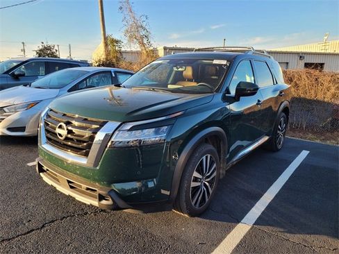 Used 2024 Nissan Pathfinder Platinum w/ Cargo Package image 3