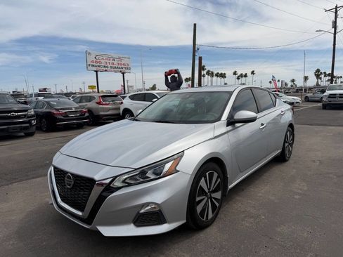 Used 2022 Nissan Altima 2.5 SV w/ SV Premium Package image 3