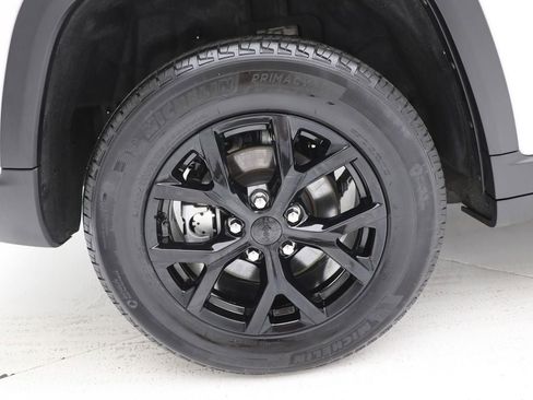 Used 2025 Jeep Grand Cherokee Altitude AWD/4WD image 9