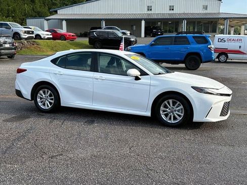 Used 2025 Toyota Camry LE image 3
